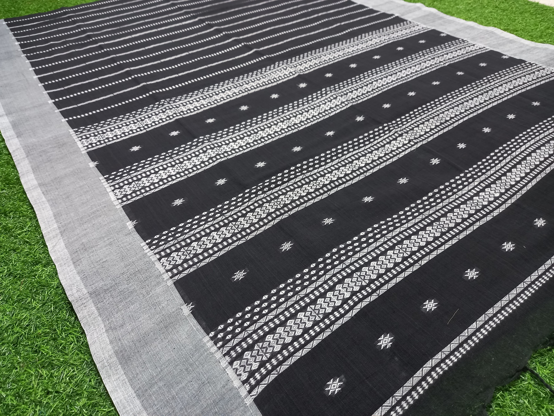 Black and white Handloom jamdani kantha saree